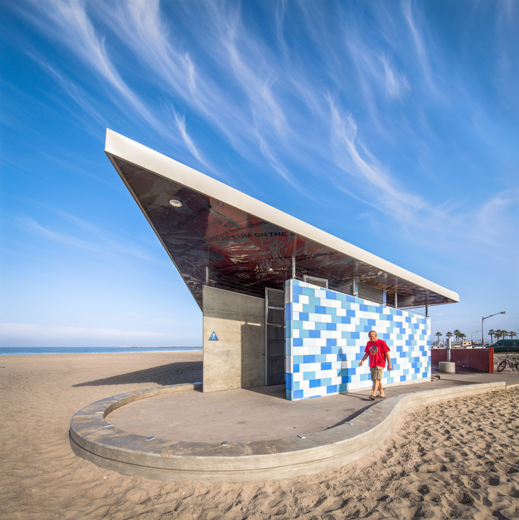 rest room at pink beach